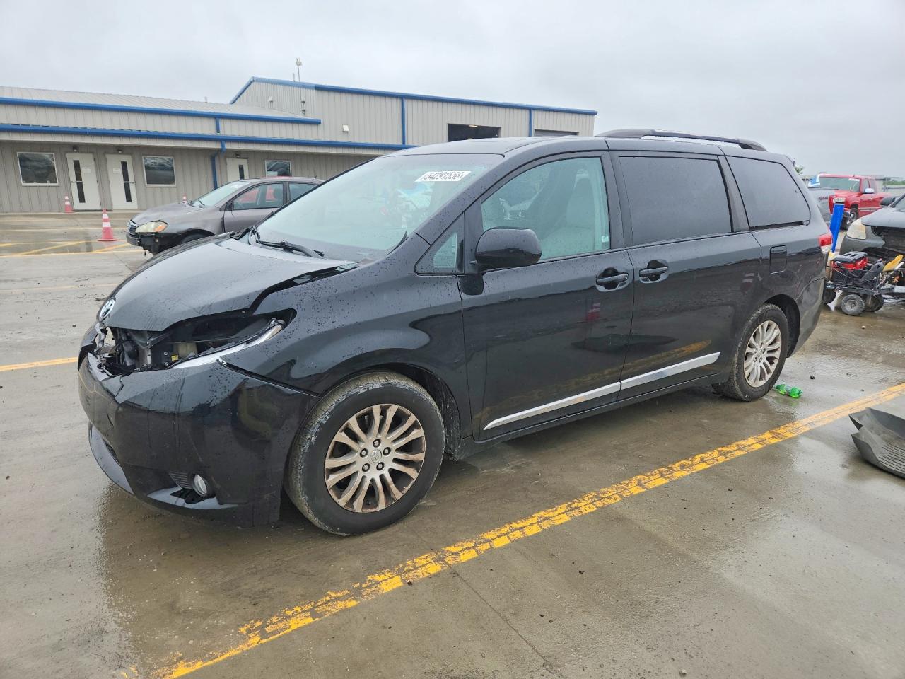 Salvage Toyota Sienna Image