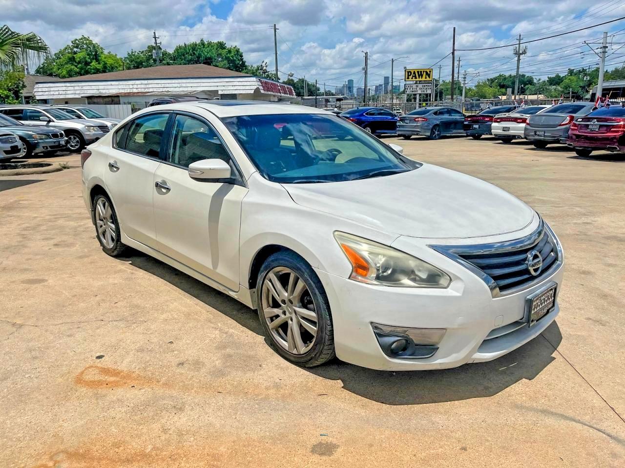 Salvage Nissan Altima Image