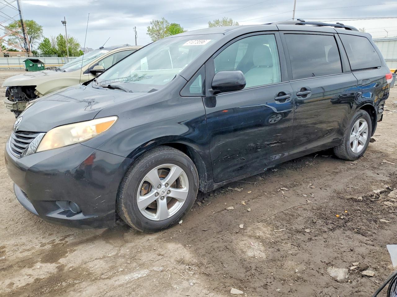 Salvage Toyota Sienna Image
