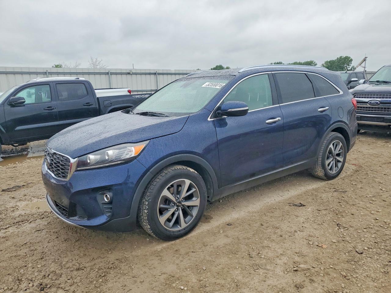 Salvage Kia Sorento Image