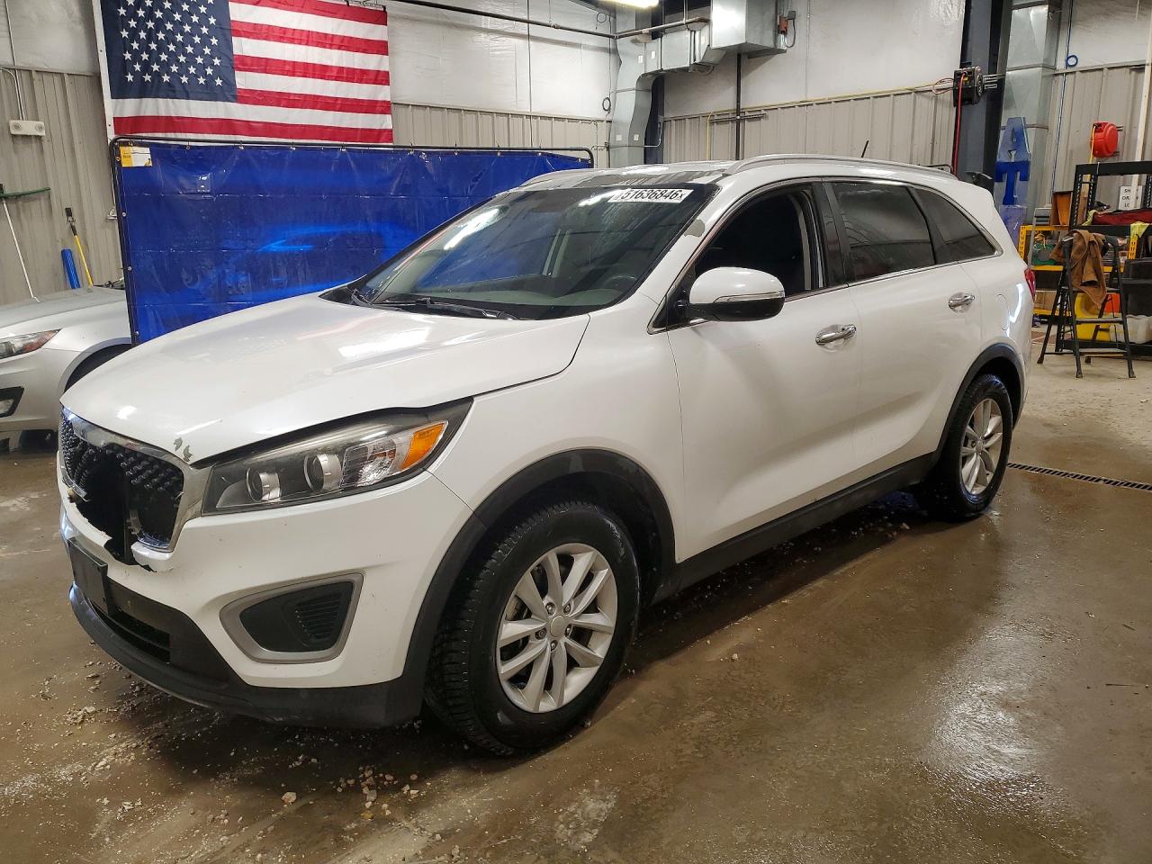 Salvage Kia Sorento Image