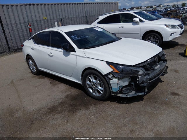 Salvage Nissan Altima Image