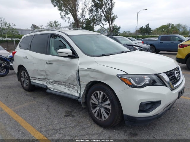Salvage Nissan Pathfinder Image