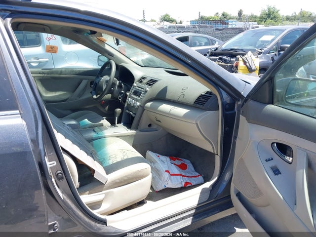 Toyota Camry Le V6