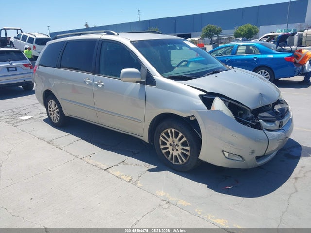 Salvage Toyota Sienna Image