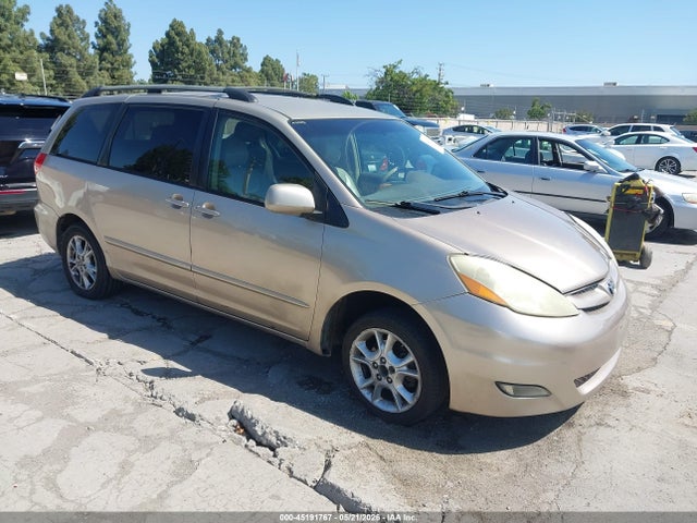 Salvage Toyota Sienna Image