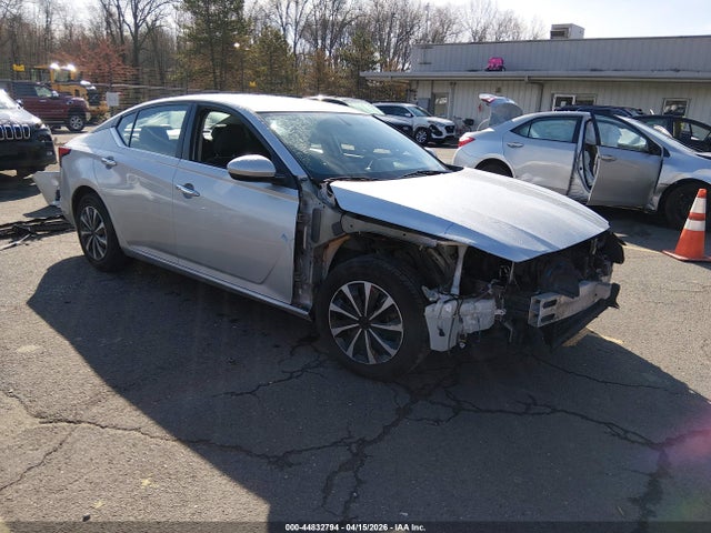 Salvage Nissan Altima Image