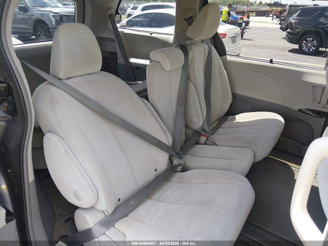 Toyota Sienna Le V6 8 Passenger