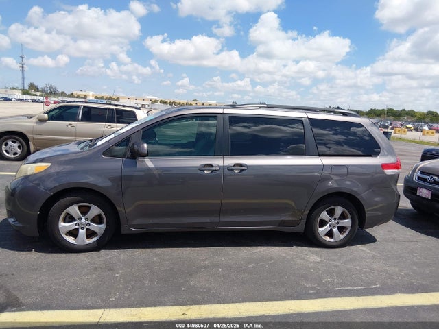 Toyota Sienna Le V6 8 Passenger