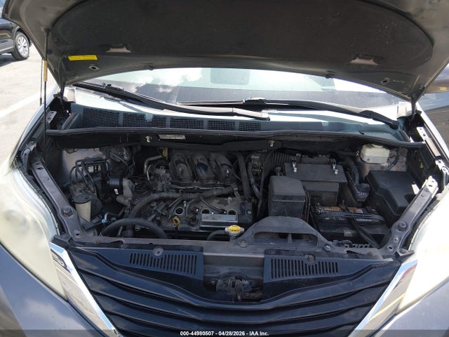 Toyota Sienna Le V6 8 Passenger
