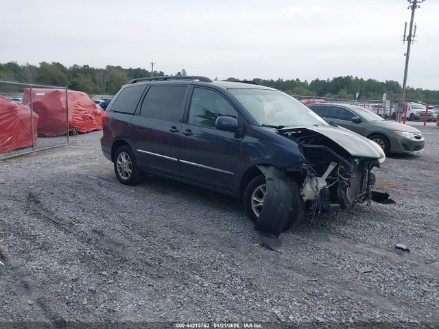 Salvage Toyota Sienna Image