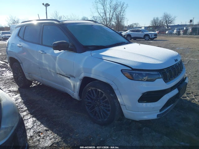 Salvage Jeep Compass Image