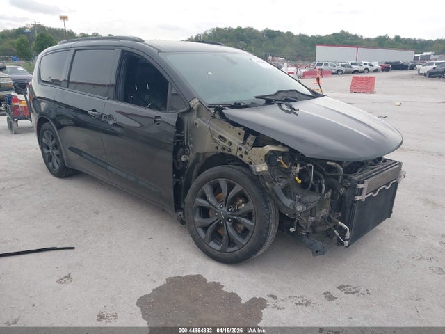 Salvage Chrysler Pacifica Image
