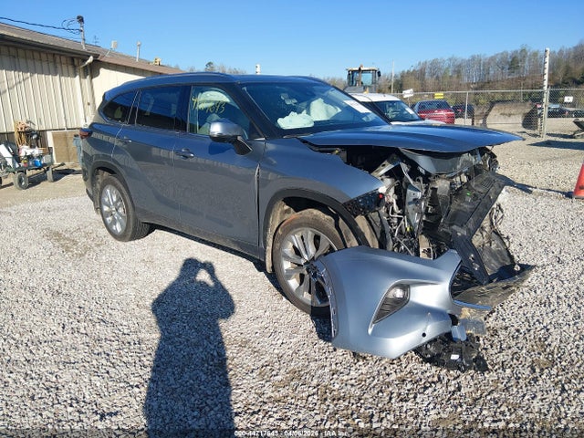 Salvage Toyota Highlander Image
