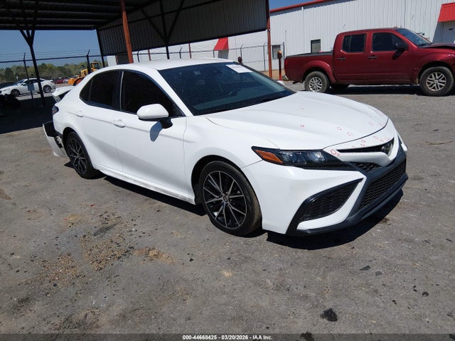 Salvage Toyota Camry Image