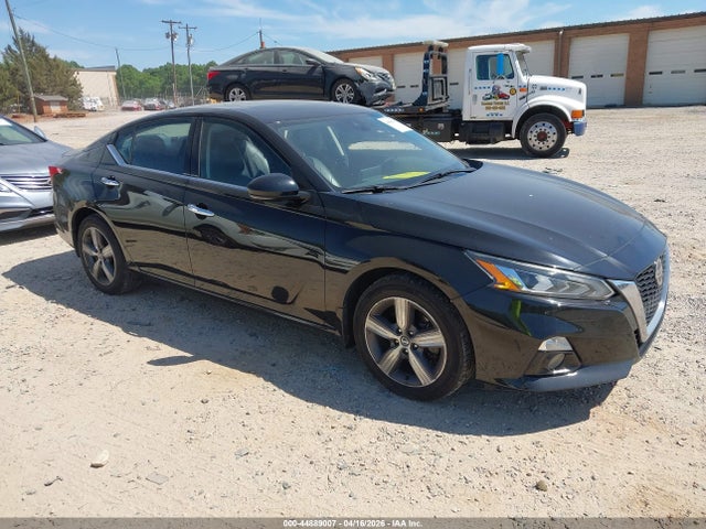 Salvage Nissan Altima Image