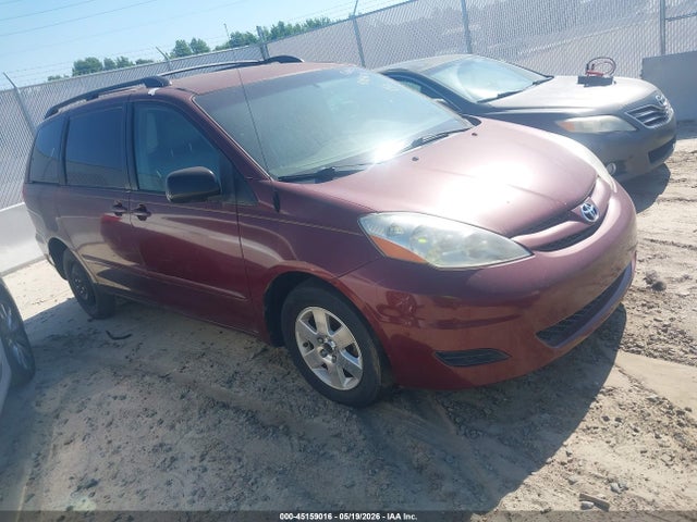 Salvage Toyota Sienna Image