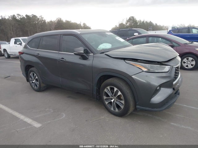 Salvage Toyota Highlander Image