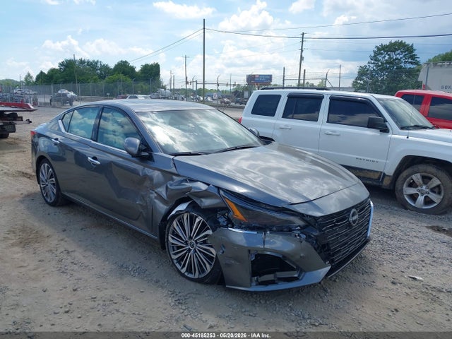 Salvage Nissan Altima Image