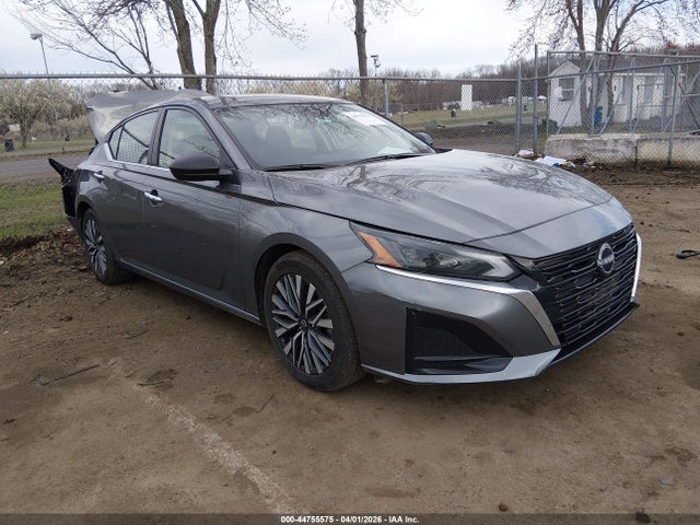 Salvage Nissan Altima Image
