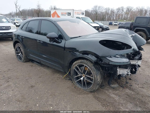 Salvage Porsche Macan Image