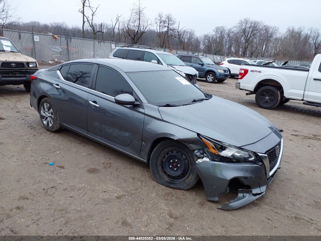 Salvage Nissan Altima Image