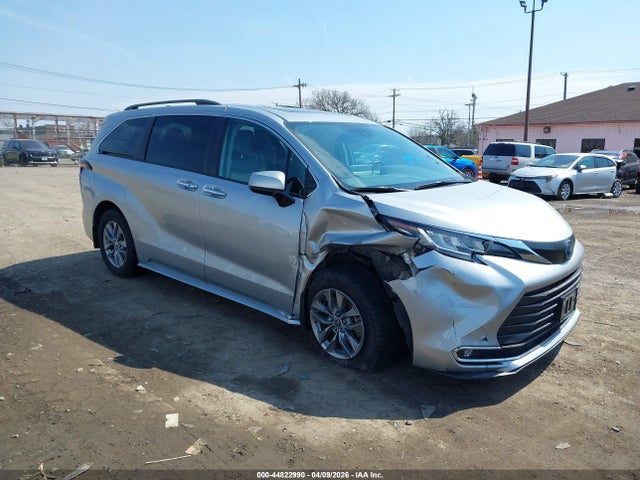 Salvage Toyota Sienna Image