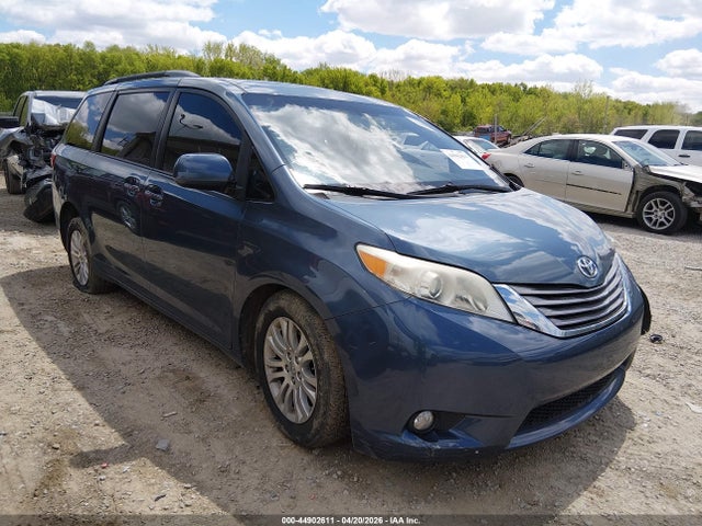 Salvage Toyota Sienna Image