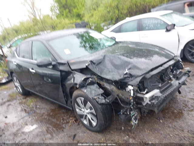 Salvage Nissan Altima Image