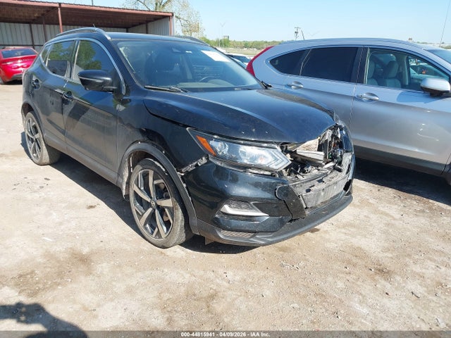Salvage Nissan Rogue Image