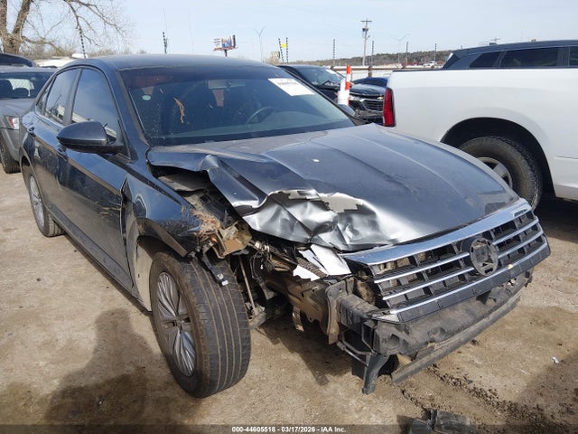 Salvage Volkswagen Jetta Image