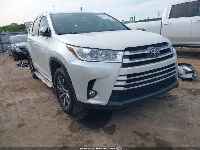 Salvage Toyota Highlander Image