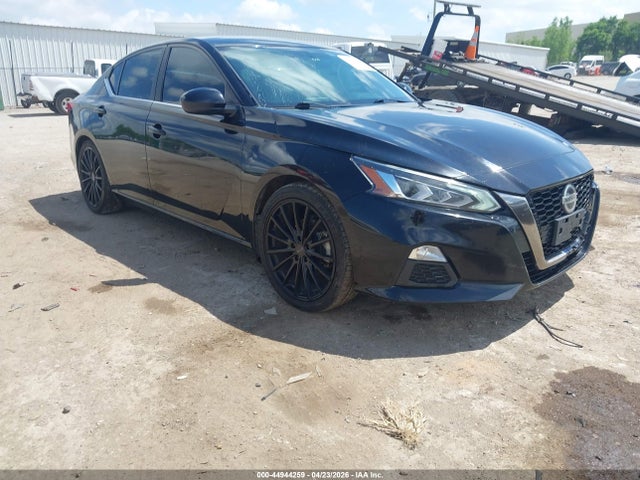 Salvage Nissan Altima Image