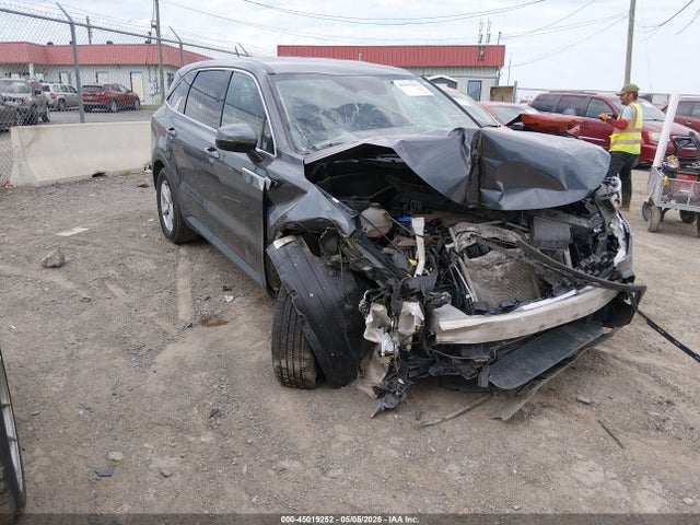 Salvage Kia Sorento Image