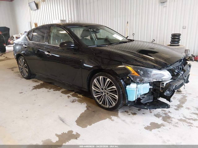 Salvage Nissan Altima Image
