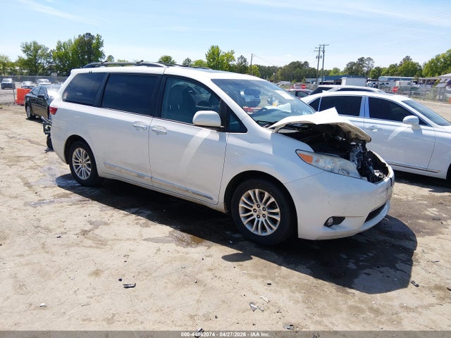 Salvage Toyota Sienna Image