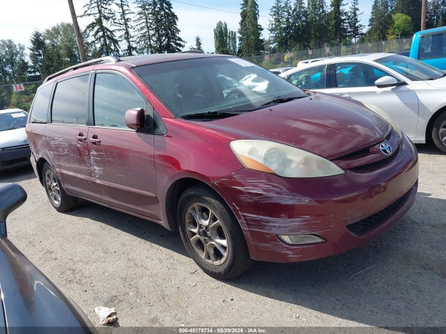 Salvage Toyota Sienna Image