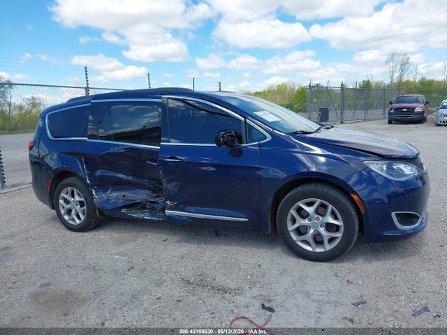 Chrysler Pacifica Touring-l