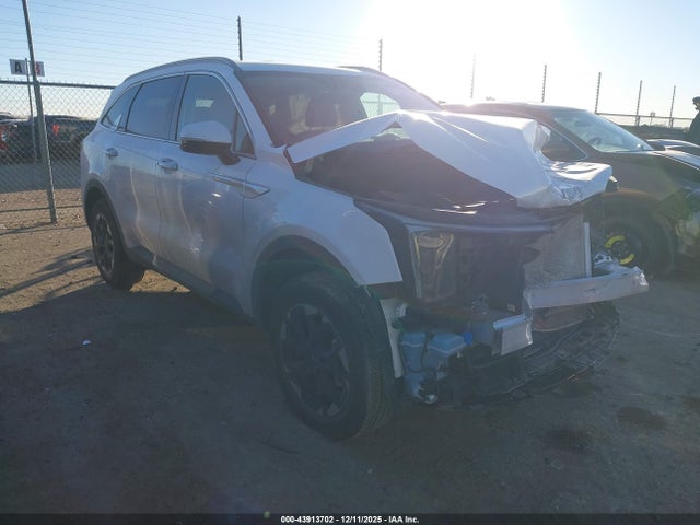 Salvage Kia Sorento Image