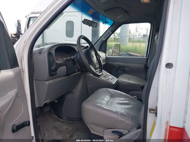 Ford E-450 Standard