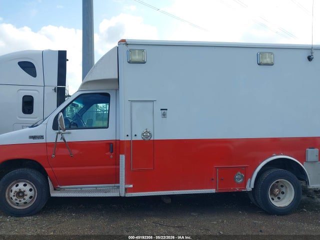 Ford E-450 Standard