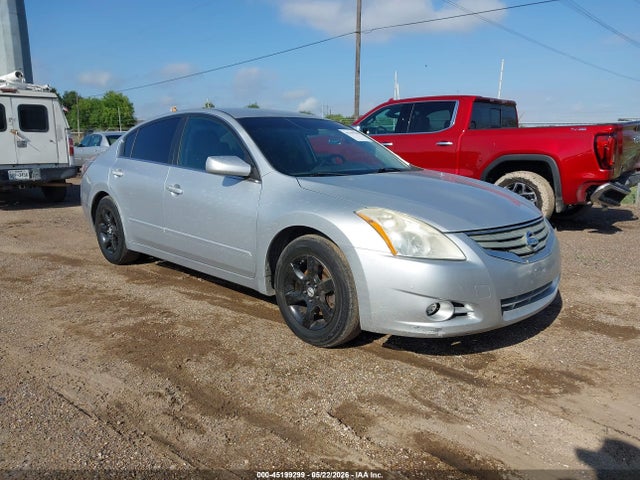 Salvage Nissan Altima Image