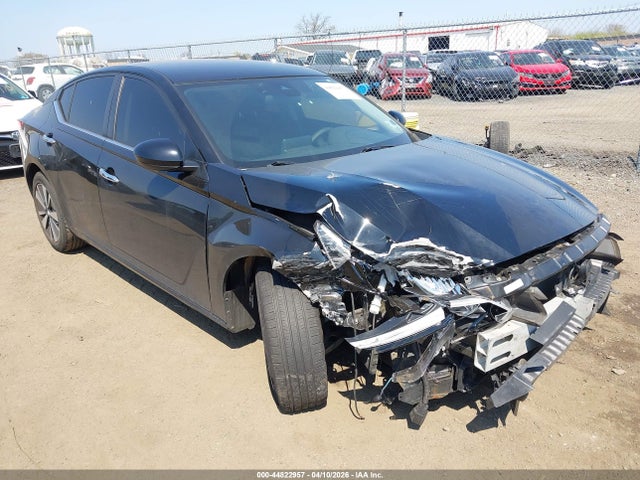 Salvage Nissan Altima Image