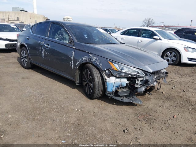 Salvage Nissan Altima Image
