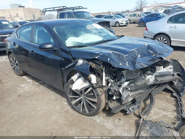 Salvage Nissan Altima Image