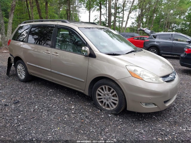 Salvage Toyota Sienna Image