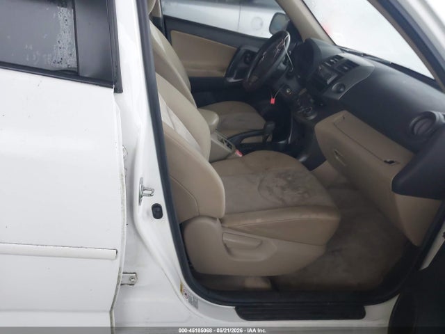 Toyota RAV4 Base V6