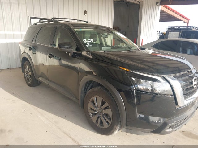 Salvage Nissan Pathfinder Image