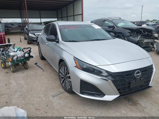 Salvage Nissan Altima Image