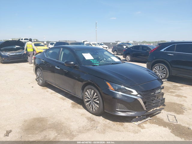 Salvage Nissan Altima Image